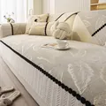 Copridivano moderno in ciniglia grigio chiaro con jacquard piuma e bordo a volant - 70x70cm / Grigio Chiaro