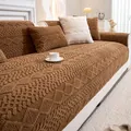 Copridivano in peluche marrone a rombi con cuscino coordinato su divano bianco - 70x70cm / caffè