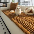 Cojín de sofá de pana gruesa color caramelo con almohada a juego sobre sofá blanco - Respaldo Cuadrado / Café