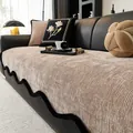 Dik chenille bankkussen in beige-koffie met decoratieve golvende pluche randen - 70*70cm / Bruin