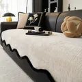 Verdikte chenille bankkussen in gebroken wit met zwarte imitatiebont golfvormige rand - 70*70cm / Off-wit