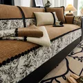 Copridivano in ciniglia marrone con bordo floreale e finiture in pizzo decorativo - 70x70cm / Marrone