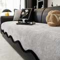 Grijze chenille bankhoes met zwarte golvende pluche randen op een zwart lederen bank - 70*70cm / Lichtgrijs