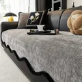 Dikke grijze chenille bankhoes met zwarte golvende randen en antislip afwerking - 70*70cm / donkergrijs
