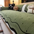 Copridivano in ciniglia verde fagiolo con bordi neri a onde e motivo a cuore - 70x70cm / Verde Vintage