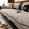 Copridivano moderno in ciniglia beige con linee ondulate nere e motivi a cuore - 70x70cm / Caffè Scuro