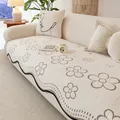 Cuscino per divano in peluche crema con motivo floreale e bordi ondulati marroni - Stile Piccolo / Motivo Fiori di Ciliegio - Caffè