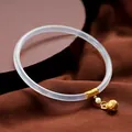 Brazalete fino de calcedonia lavanda con hilo de oro, perla y colgante de cascabel - Calcedonia Blanca con Dije de Bestia de la Suerte
