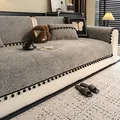 Grijze chenille bankhoes met zwarte pomponfranjes en bijpassende kussens in een moderne kamer - 70x70cm / Grijs