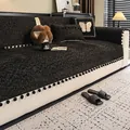 Dikke donkergrijze chenille bankhoes met pomponfranjes voor een modern woonkamerinterieur - 70x70cm / Zwart