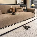Bruine chenille bankhoes met zwarte pompon-rand en zware anti-kras geweven structuur - 70x70cm / Bruin