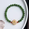 Bracciale in diaspro verde scuro con ciondolo a fiore rosa e simbolo portafortuna Fu - Nuvola di Giada Bianca Benedizione