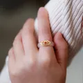 Macro di anello retrò in argento S925 con calcedonio bianco e motivo a nuvola dorata - Agata Calcedonio Bianco Agata Rossa Ciclo Ruyi