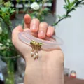 Detalle de brazaletes de calcedonia lila con loto dorado y colgante de perlas - Estilo Hilo Verde / Blanco