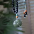 Pendentif Bouddha en jade vert naturel avec perles noires et détails en bois - Collier Bouddha Jade Hetian Agate Noire Mate Santal Cire d'Abeille
