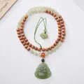 Vue détaillée du collier pendentif Bouddha avec jade vert et perles de bois de santal - Collier Bouddha en Jade Hetian et Bois de Santal Barbie