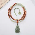 Vue détaillée du pendentif Bouddha en jade sur collier en bois avec gravures fines - Collier Guanyin en Jade Hetian et Bois de Santal Barbie