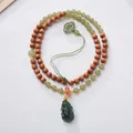 Vue détaillée du collier multi-rangs en perles de bois avec pendentif en jade vert - Collier Pixiu en Jaspe et Bois de Santal Barbie