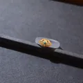 Anello in calcedonio bianco con motivo ruyi dorato e intarsio di turchese verde - Agata Calcedonio Bianco Turchese Ciclo Ruyi