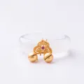 Anello elegante in agata bianca con motivo Ruyi dorato e pietra preziosa viola - Agata Calcedonio Bianco Ruyi Campanello Traforato (Suono)