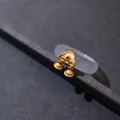 Elegante anello in agata calcedonio lavanda con ciondolo Ruyi dorato e gemma rossa - Agata Calcedonio Bianco Corindone Rosso Ruyi Campanello