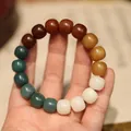 Macro detail van verweerde Bodhi wortel gebedskralen in diverse jade gradiënten - Driekleurige Gradiënt Vatkraal