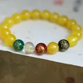 Λήψη macro από πολύχρωμες χάντρες με χρυσές εικόνες Βούδα σε κινέζικο βραχιόλι αχάτη - 10MM Κίτρινος Αχάτης Πέντε Θεοί Του Πλούτου Χαραγμένο