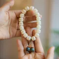 Natuurlijke Bodhi zaad armband met crèmekleurige tonparels en donkercyaan accenten - Zes-Lettergrepige Mantra Kwast Stijl
