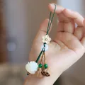 Exquisite Bodhi Lotus Schlüsselanhänger mit Pfirsichholz Lotus und grünem Seil - Buchsbaum-pflaumenblüte Weißer Jade Bodhi-lotus-samenkapsel-schlüsselanhänger
