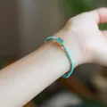 Natuurlijke turquoise kralenarmband met in zilver ingelegde blauwe smaragd om de pols - Blauw Water Jadeïet Hanger Stijl / Blauw Water Welvaart