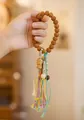 Detalle de cuentas de oración Rudraksha con colgante de madera y borla de seda de colores - Estilo Borla Tara (Rudraksha & Bodhi)