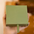 Olivgrüne quadratische Schmuckschatulle mit Schublade und praktischem Seidenbandgriff - Matcha Grüne Schubladenbox (Ohne Aufkleber)