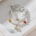 Dettaglio del bracciale di perle di giada a più strati con ciondolo a gatto e nappa - Giada Tianshan Gatto in Bodhi Bruciato Nappina
