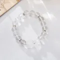 Detail von 10mm Bergkristall-Armband mit silbernen Zwischenperlen und geschnitztem Löwenanhänger - Klar Quarz Löwentanz Stil