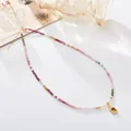 Detalle de collar de turmalina colorida y perlas con colgante de thangka tibetano dorado - Estilo Colgante Thangka Zaki Lhamo / Collar de Perlas Turmalina Arcoíris