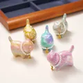 Set of five colorful cat charms with marble texture and pearl collar decorations - Lacquer Sandalwood Pearl Cat Figurine (Random Color)