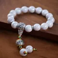 Ethno-Armband aus weißen Keramikperlen mit silbernem Vajra-Anhänger und Mantra - Grau Sechssilben Mantra
