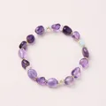 Unregelmäßiges Natur-Amethyst-Armband mit blauen Akzenten und goldfarbenen Elementen - Lila