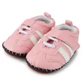 Détail macro de chaussures bébé roses avec bandes dentelées et sangle velcro pratique - 12cm / Rayé Rose