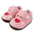 Détail de chaussures bébé roses avec écusson cœur, bride Velcro et cuir synthétique grainé - 12cm / Cœur Rose