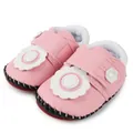 Détail de chaussures de marche bébé roses avec fleur blanche et semelle rouge antidérapante - 12cm / Tournesol Rose