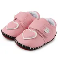 Détail de chaussures de marche roses pour bébé avec texture cuir et décorations cœur - 12cm / Rose Cœur