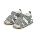 Detailansicht grauer Baby-Sandalen mit rutschfester Gummisohle und Klettverschlussriemen - Größe 1 (0-6 Monate) / Grau
