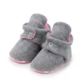 Dunkelgraue Fleece Baby-Laufschuhe mit rosa Futter und rutschfester Noppensohle - Grau/Rosa Patchwork