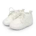 Klassische weiße Baby Oxford Schuhe mit weicher Anti-Rutsch-Sohle und Brogue-Details - 1 (Innenlänge 11,3 cm) / 120,1 g / Litschitextur Brogue-Modell (2235) / Weiß
