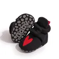 Dettaglio scarpe neonato con suola antiscivolo e toppa a cuore rosso decorativa - 13cm (12-18 Mesi) / Nero (Ricamo Cuore Rosso)