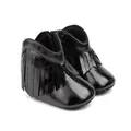 Modische schwarze Baby-Fransenstiefel aus glänzendem Kunstleder mit weicher Sohle - 13cm / Öliges Schwarz
