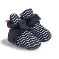 Scarpine neonato a righe blu scuro con velcro e suola morbida antiscivolo per bambini - 13cm (12-18 Mesi) / Blu Scuro (Motivo a Onde)