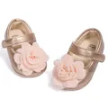 Baby-Mary-Janes in Roségold-Metallic mit großer rosa Stoffblume und Klettverschluss - 11cm (0-6 Monate) / Roségold