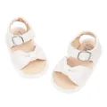 Atmungsaktive weiße Babysandalen mit Schleife, verstellbaren Riemen und Gummisohle - 13cm / Weiß